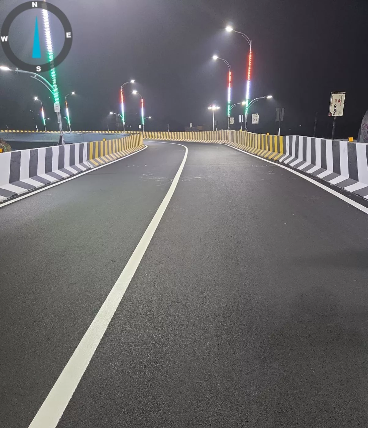 Road marking and chevron delineators on a flyover carriageway