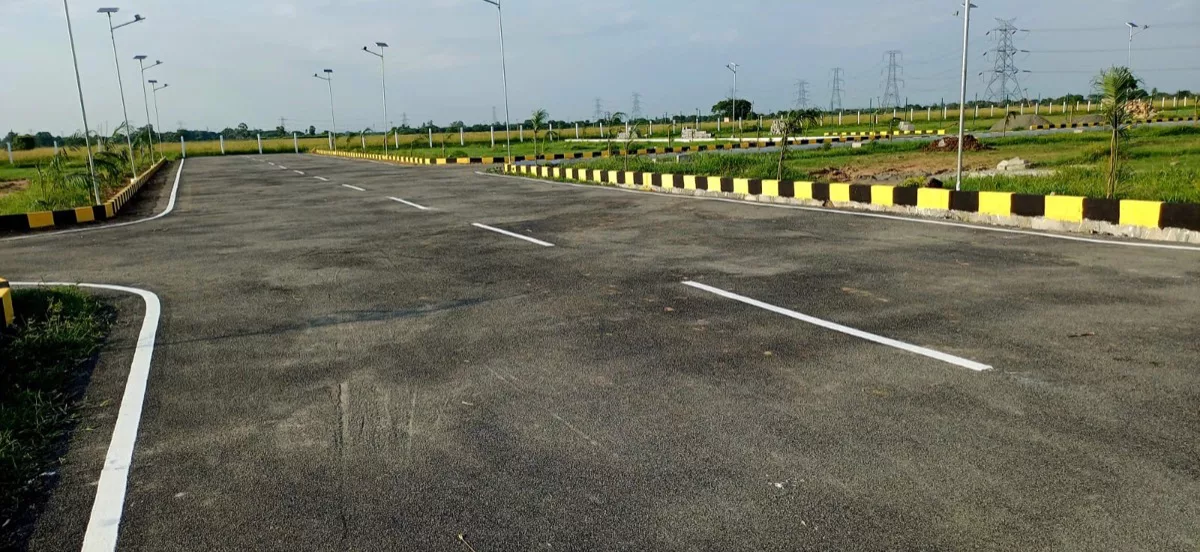 Parking bay and lane marking within a kerbed layout