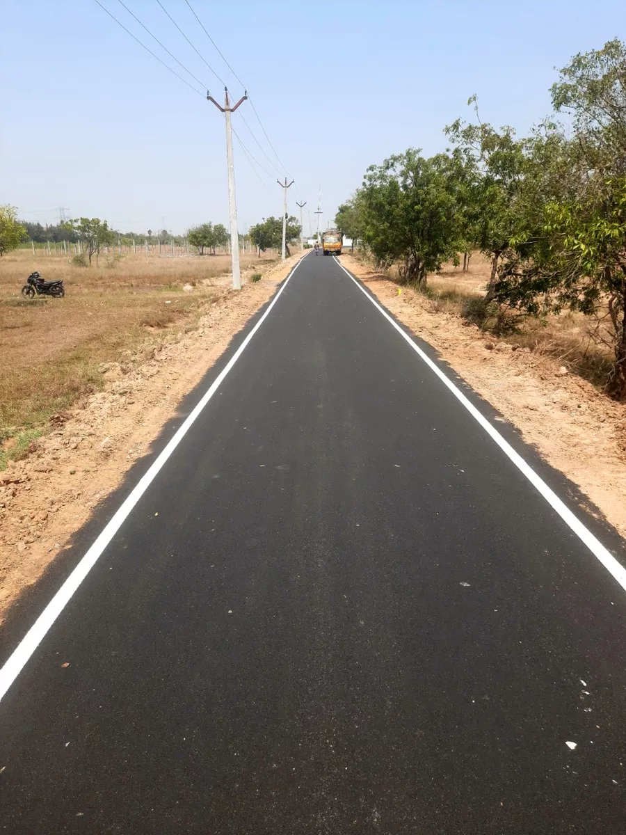 Edge line road marking on an open highway