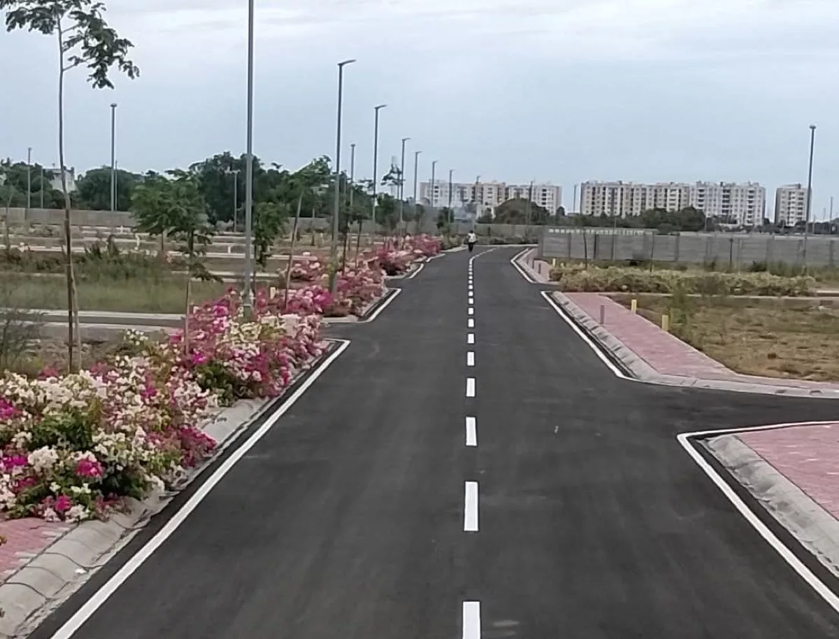 Centre-line marking on a landscaped layout access road